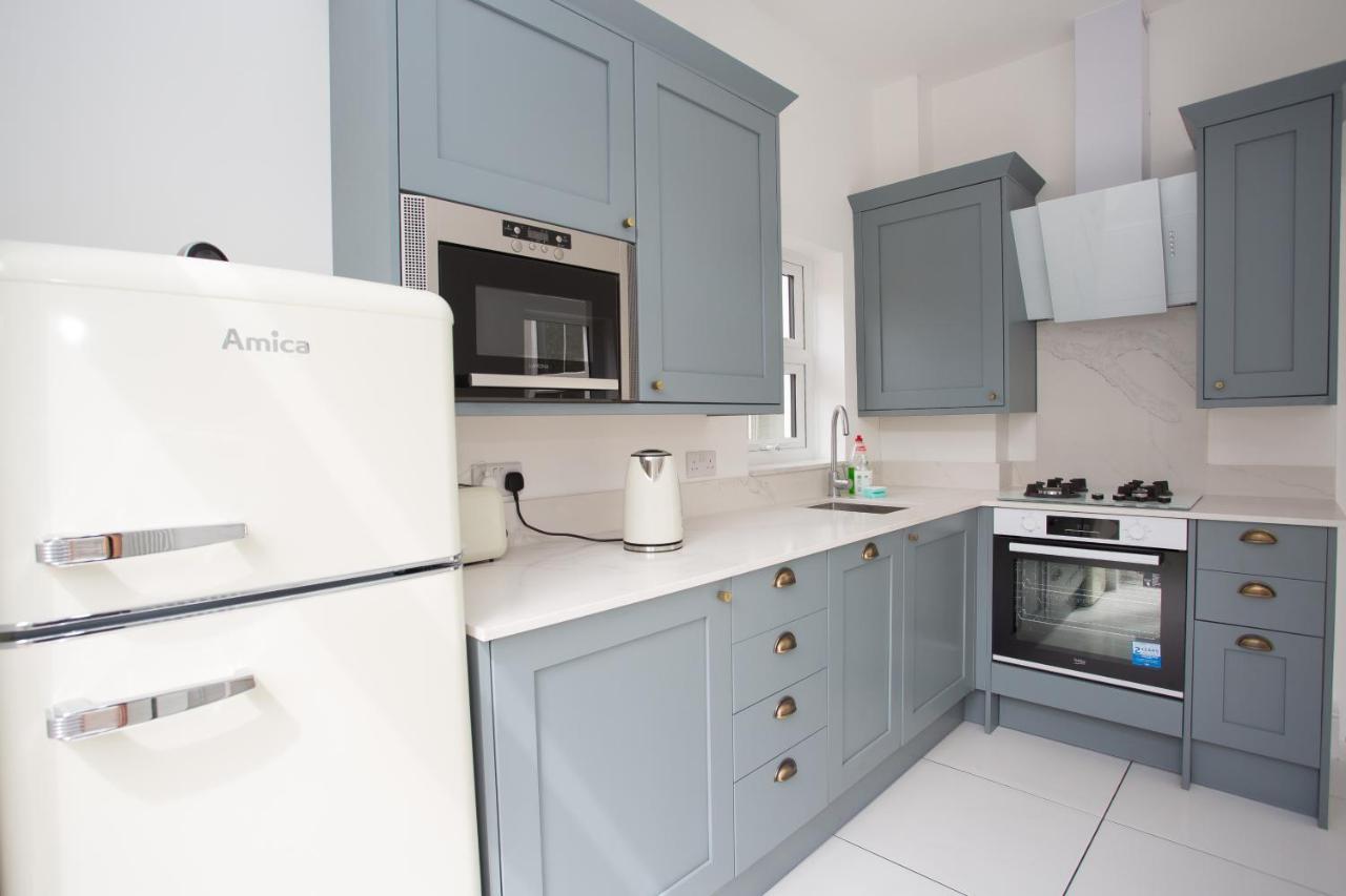 Elegant York House - On A Beach Road, Sleeps 12, With Sea Views Worthing Pokoj fotografie