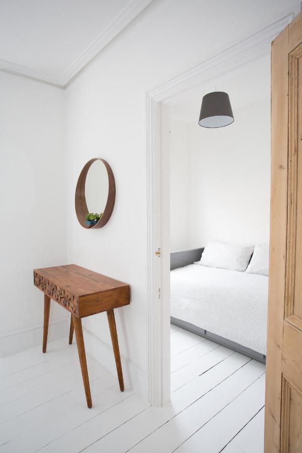 Elegant York House - On A Beach Road, Sleeps 12, With Sea Views Worthing Pokoj fotografie
