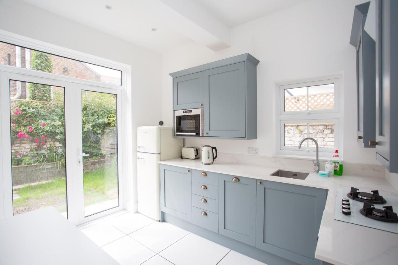 Elegant York House - On A Beach Road, Sleeps 12, With Sea Views Worthing Pokoj fotografie