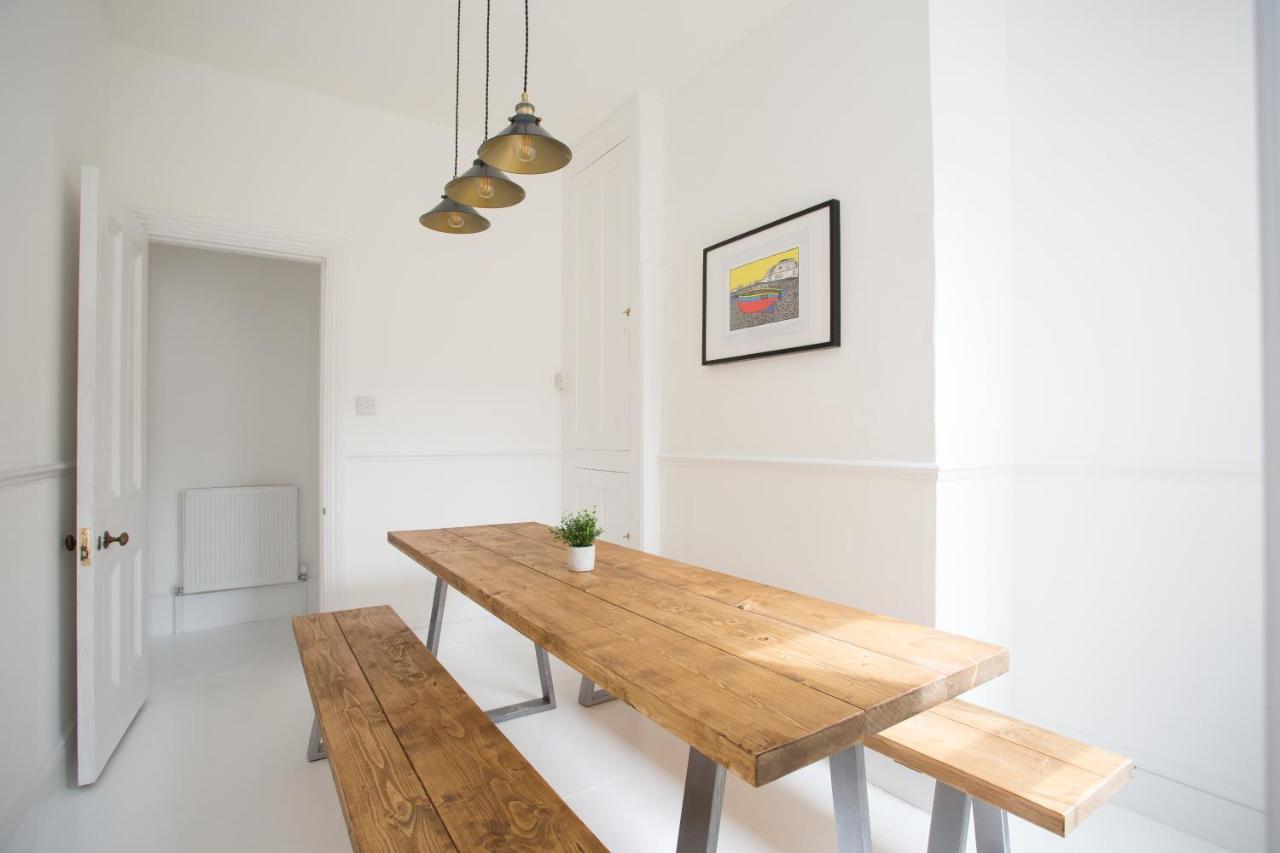 Elegant York House - On A Beach Road, Sleeps 12, With Sea Views Worthing Pokoj fotografie
