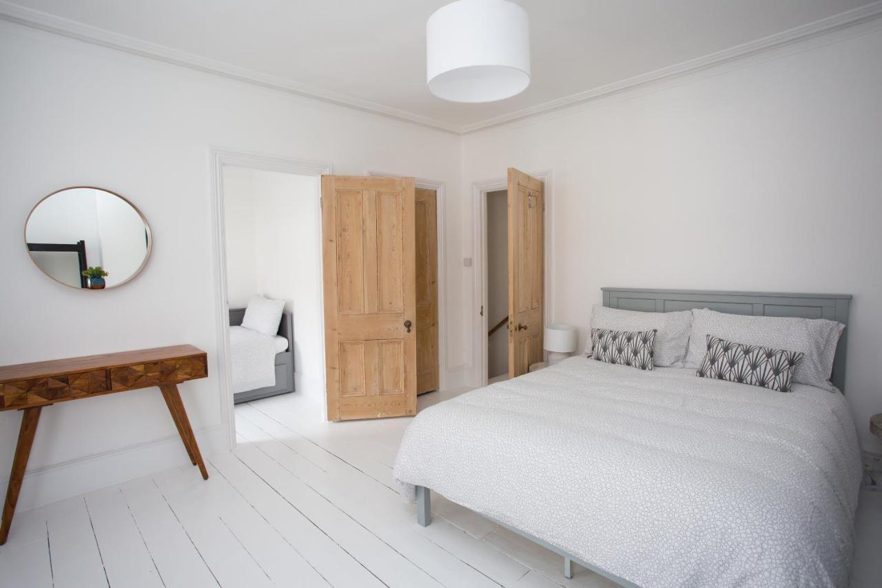 Elegant York House - On A Beach Road, Sleeps 12, With Sea Views Worthing Pokoj fotografie