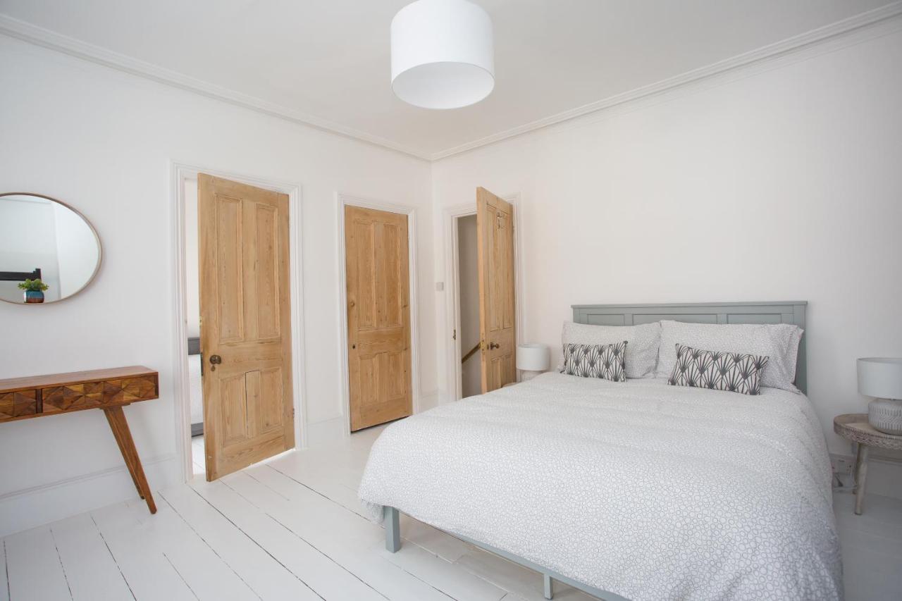 Elegant York House - On A Beach Road, Sleeps 12, With Sea Views Worthing Pokoj fotografie