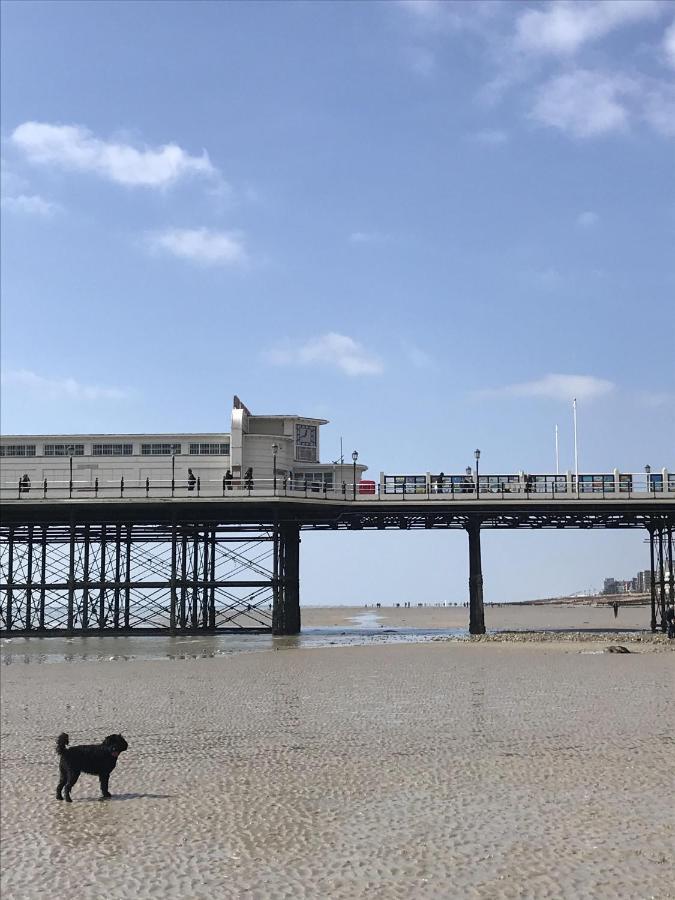 Elegant York House - On A Beach Road, Sleeps 12, With Sea Views Worthing Exteriér fotografie